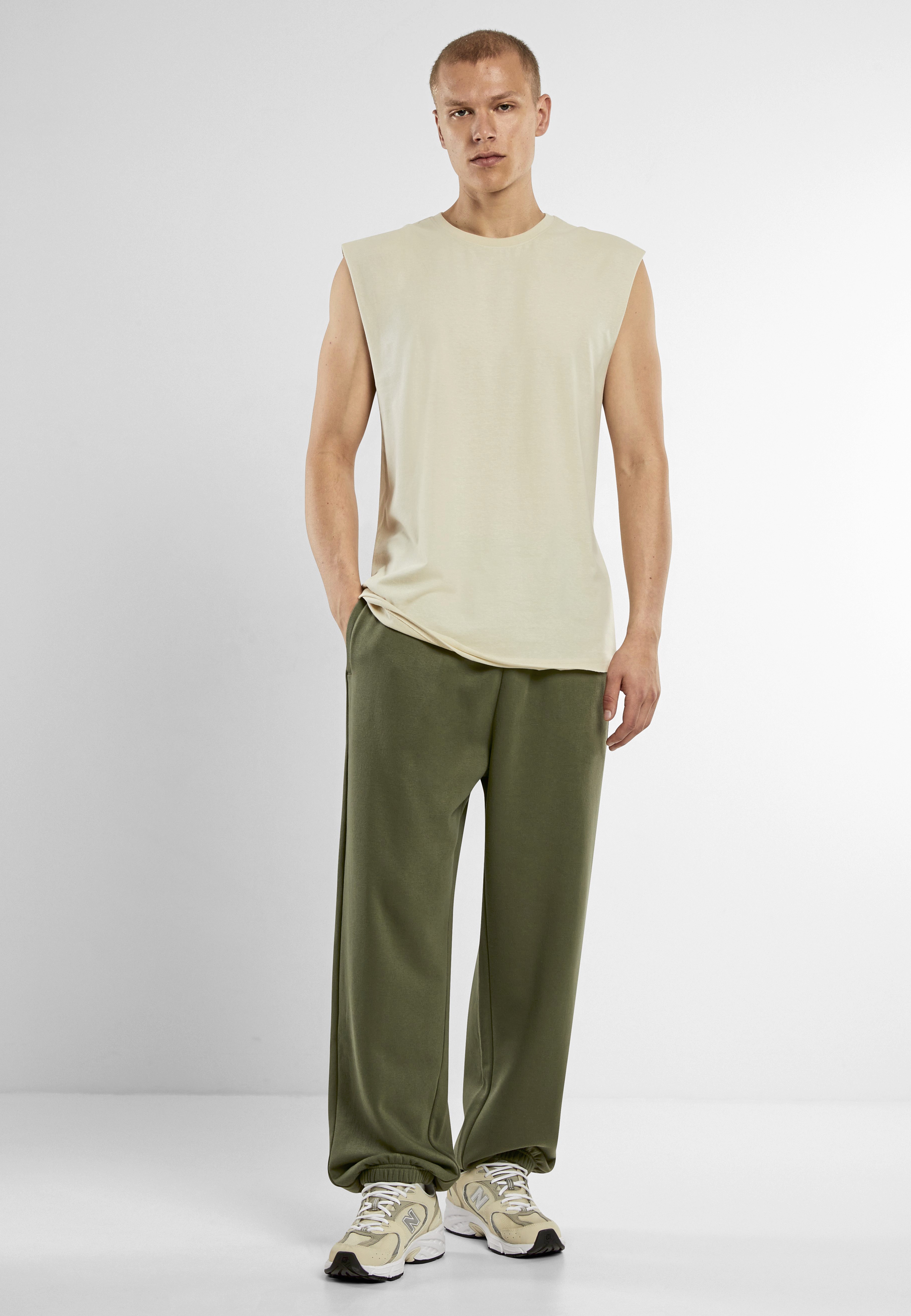 T-Shirt – Sleeveless Tee